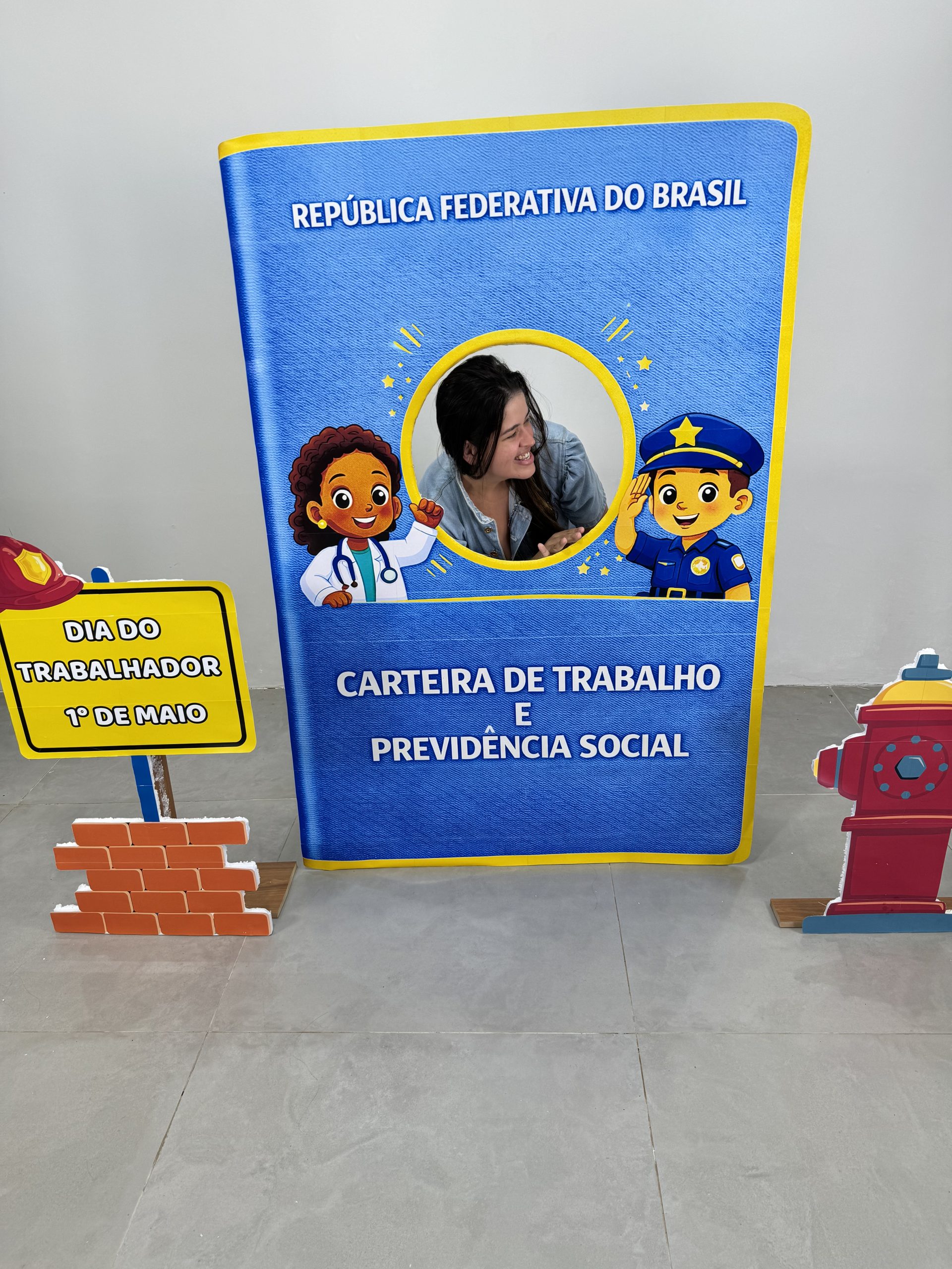 📘 Cenário para fotos — Dia do Trabalhador