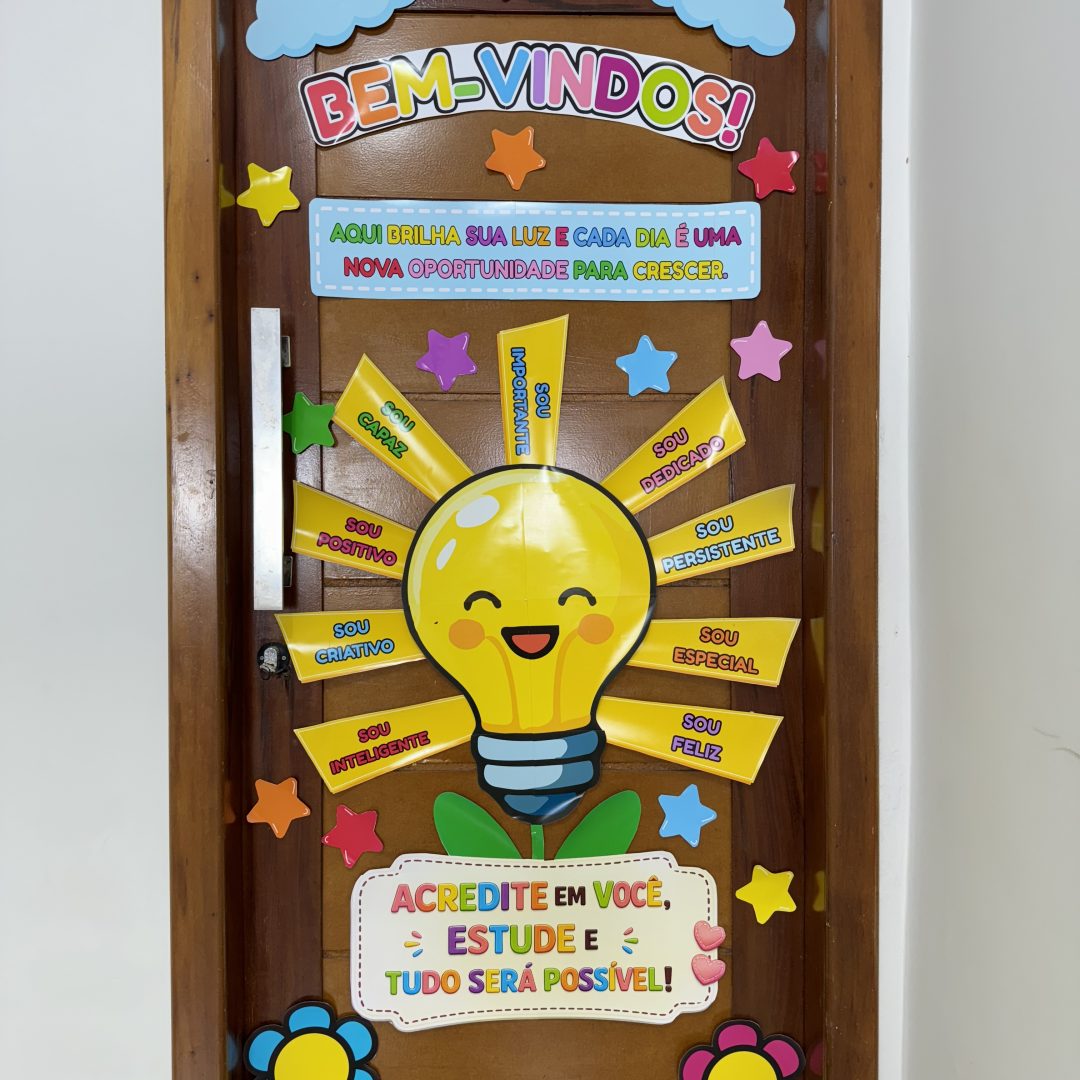 ✨💡🌼 PAINEL DE PORTA – AQUI BRILHA SUA LUZ 🌼💡✨